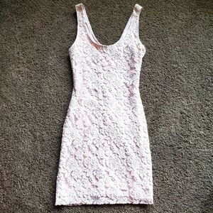 Womens Size Medium Light Pink Lace Dress Form-fitting and Beautiful